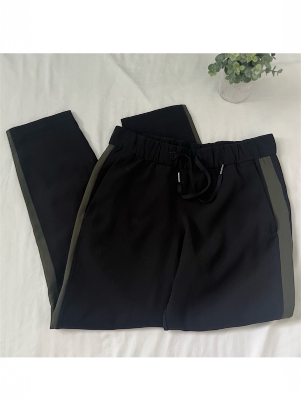 Lululemon On The Fly Pant Woven *Track Stripe
Black / Dark Olive Size 6